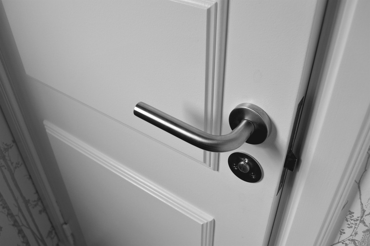 Pose d’une porte d’entrée : les conseils de serruriers professionnels